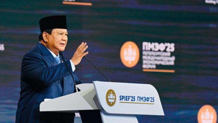 Presiden Prabowo Subianto menyampaikan pidato pada sesi pleno Saint Petersburg International Economic Forum (SPIEF) 2025 di ExpoForum Convention and Exhibition Centre, St. Petersburg, Rusia, pada Jumat (20/6). [astakom / BPMI]