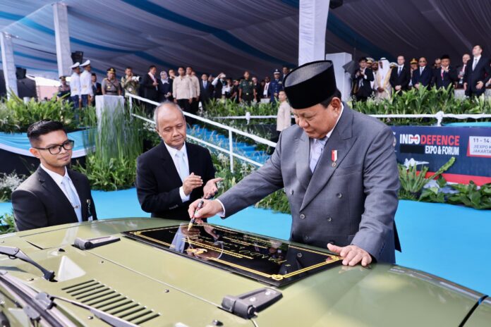 Presiden Prabowo menandatangani Rantis Maung Listrik. [astakom]
