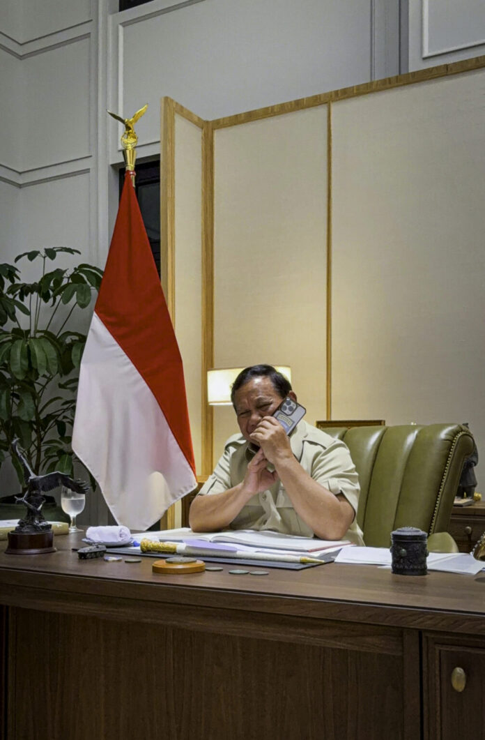 Presiden Republik Indonesia, Prabowo Subianto menerima sambungan telepon dari Presiden Amerika Serikat, Donald Trump, pada Kamis malam (12/6). [astakom / Setpres]