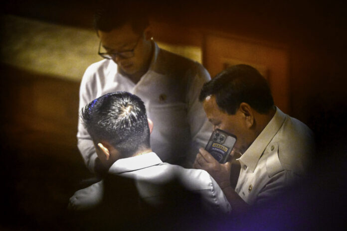 Presiden Republik Indonesia Prabowo Subianto menerima sambungan telepon dari Presiden Republik Korea, Yang Mulia Lee Jae-myung, pada Senin malam (23/6). [astakom / Setpres]