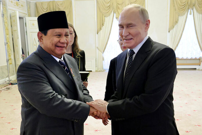 Presiden Prabowo Subianto bertemu dengan Presiden Vladimir Putin di Istana Konstantine Novsky, St. Petersburg, Rusia, Kamis (19/6). [Tim Media Presiden]