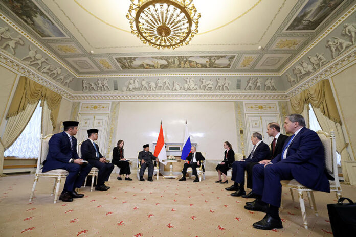 Presiden Prabowo Subianto bertemu dengan Presiden Vladimir Putin di Istana Konstantine Novsky, St. Petersburg, Rusia, Kamis (19/6). [Tim Media Presiden]