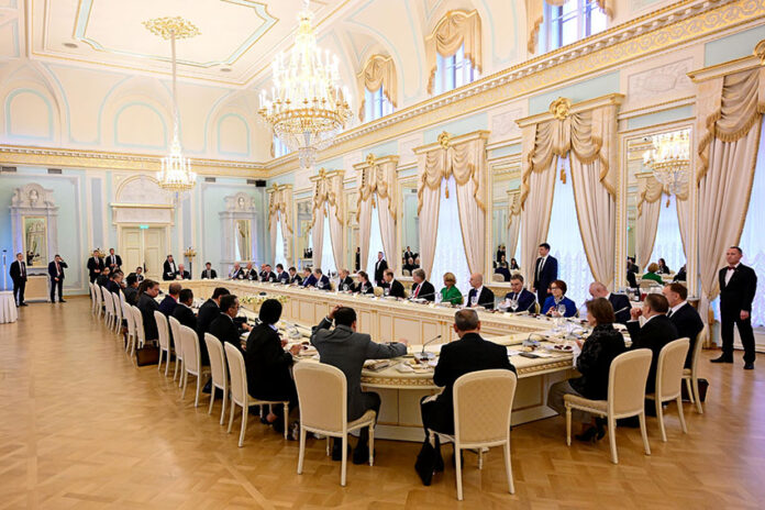Presiden Prabowo Subianto bertemu dengan Presiden Vladimir Putin di Istana Konstantine Novsky, St. Petersburg, Rusia, Kamis (19/6). [Tim Media Presiden]