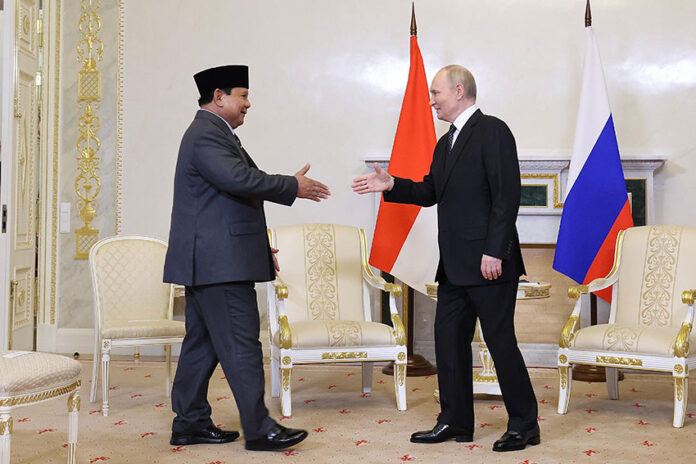 Presiden Prabowo Subianto bertemu dengan Presiden Vladimir Putin di Istana Konstantine Novsky, St. Petersburg, Rusia, Kamis (19/6). [Tim Media Presiden]