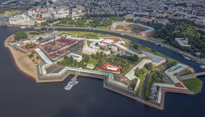 Pemandangan udara Peter and Paul Fortress, benteng bersejarah yang menjadi cikal bakal berdirinya kota Saint Petersburg. Dibangun pada awal abad ke-18 oleh Tsar Peter yang Agung, kini menjadi simbol kejayaan arsitektur dan sejarah Rusia. [astakom / Wikipedia]