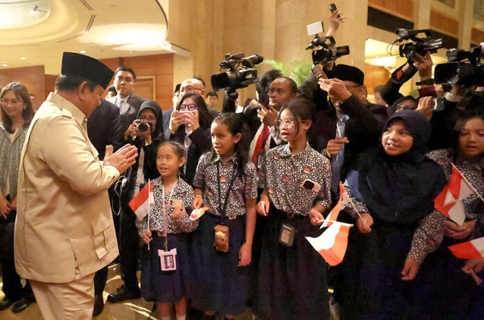 Presiden Prabowo tiba di Paya Lebar Air Base, Singapura, Minggu (15/6). [Tim Media Presiden]