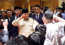Presiden Prabowo tiba di Paya Lebar Air Base, Singapura, Minggu (15/6). [Tim Media Presiden]