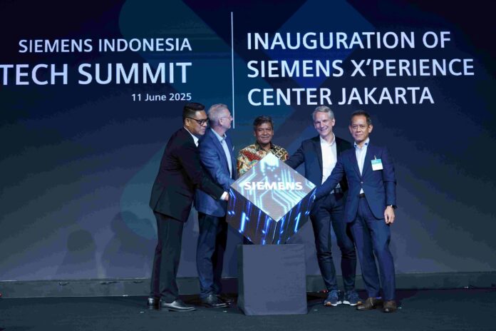 Siprosatu merupakan backbone dari pelaporan real-time data neraca massa masuk–keluar bahan baku dan produk perusahaan industri sebagai alat bantu pengambilan keputusan pembinaan industri serta pengawasan dan pengendalian oleh regulator. [astakom / Kemenperin]