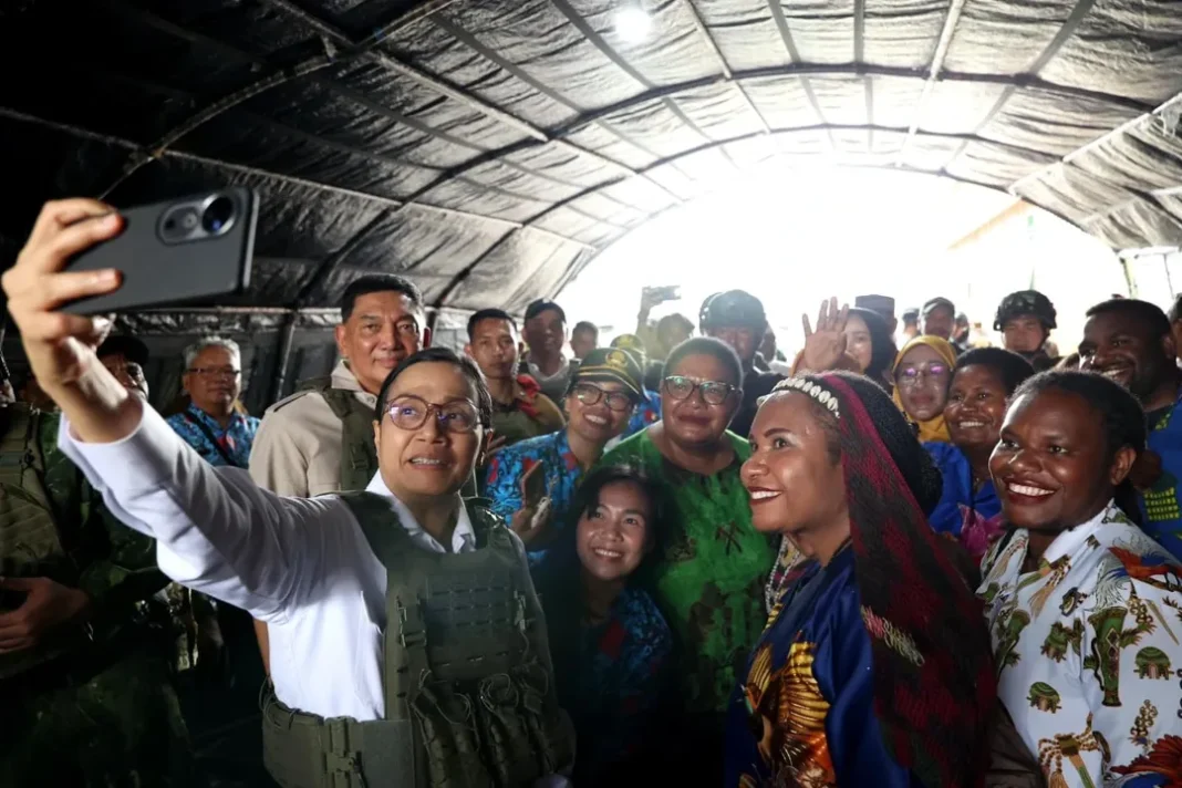 Menhan Sjafrie Sjamsoeddin bersama Mekeu Sri Mulyani Indrawati melakukan kunjungan kerja di Papua, Sabtu (7/6). [astakom/Kemhan]