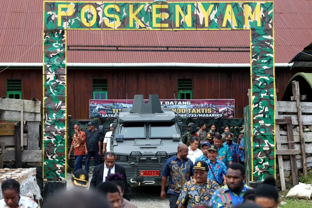 Menhan Sjafrie Sjamsoeddin bersama Mekeu Sri Mulyani Indrawati melakukan kunjungan kerja di Papua, Sabtu (7/6). [astakom/Kemhan]