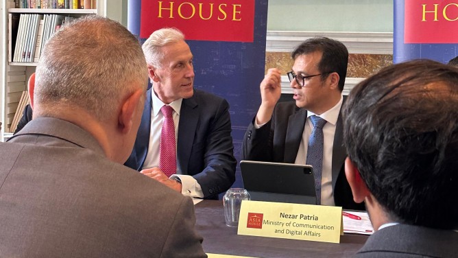 Wakil Menteri Komunikasi dan Digital (Wamen Komdigi) Nezar Patria menghadiri Private Briefing di Asia House, London, Kamis (12/6). [astakom / Komdigi]