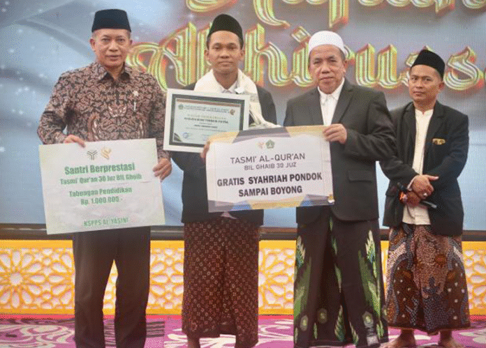 Wakil Menteri Koperas Ferry Juliantoro pada acara Haflah Akhirussanah ke-75 Pondok Pesantren Terpadu Al-Yasini yang dihadiri Ketua Yayasan Miftahul Ulum Al-Yasini Jainudin, Pasuruan, Jawa Timur, Minggu (22/6). [astakom / Kemenkop]