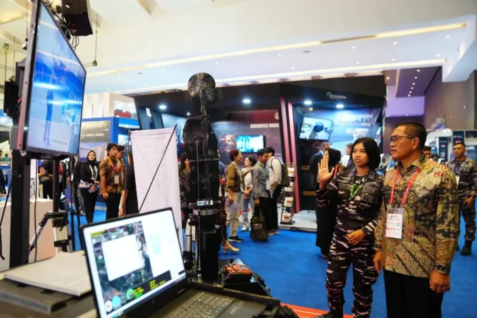 Wakil Menteri Pertahanan Republik Indonesia Donny Ermawan Taufanto @donny_ermawan meninjau sejumlah stan pameran pada hari ketiga Indo Defence 2025 Expo & Forum di JIExpo Kemayoran, Jumat (13/6). [astakom / @KemhanRI]