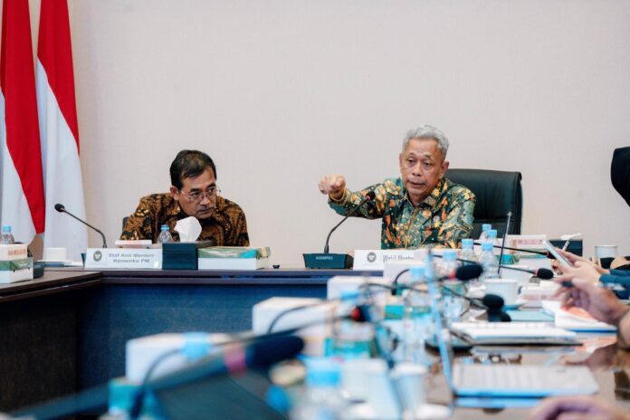 Wakil Menteri Sosial Agus Jabo Priyono dalam Rapat Koordinasi Pembahasan Urgensi Regulasi Pemanfaatan Dana Corporate Social Responsibility (CSR) dan Filantropi dalam Pemberdayaan Masyarakat di kantor Kementerian Koordinator Bidang Pemberdayaan Masyarakat (Kemenko PM), Jakarta, Kamis (12/6). [astakom / Kemensos]