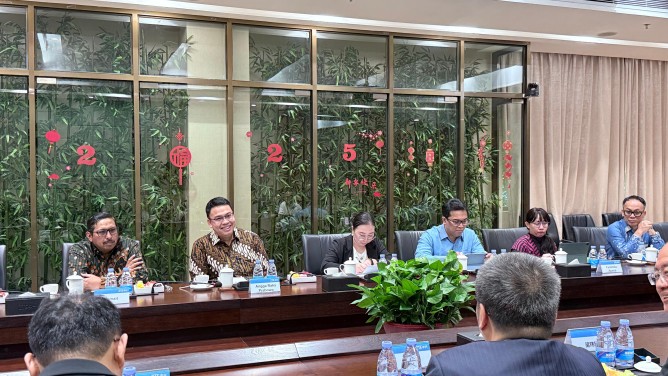 Wamen Angga dalam agenda bilateral meeting dengan Petinggi ZTE di Shanghai, Tiongkok, Selasa (17/6). [astakom / Komdigi]