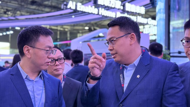 Wamen Komdigi Angga Raka Prabowo saat menghadiri gelaran MWC 2025 di Shanghai Tiongkok. [astakom / Komdigi]