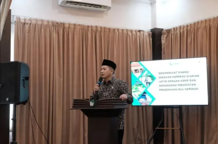 Wamenkop Ferry Juliantono dalam sambutannya di hadapan para undangan kegiatan diskusi panel bersama Forum Koperasi Syariah (FKS) Jawa Timur di Kantor KSPPS BMT UGT Sidogiri di Pasuruan Minggu (22/6). [astakom / ANTARA]