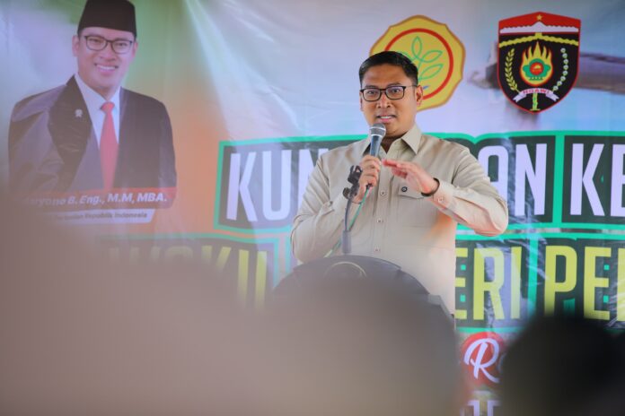 Wamentan Sudaryono bersama para petani Ngawi. [astakom]