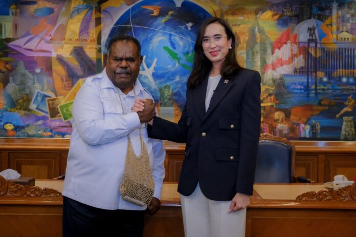 Menteri Pariwisata Widiyanti Putri Wardhana bertemu dengan Gubernur Papua Barat Daya Elisa Kambu di Gedung Sapta Pesona, Jakarta, Rabu (4/6/). [astakom / Kemenpar]