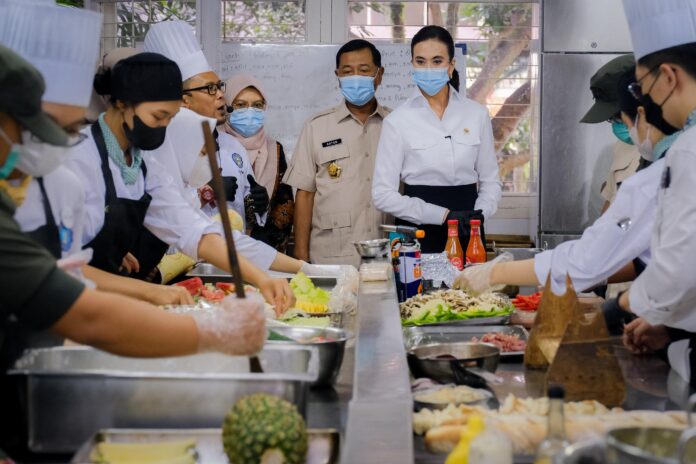 Menteri Pariwisata Widiyanti Putri Wardhana mendukung program nasional Makan Bergizi Gratis (MBG) dengan bersinergi bersama Kementerian Pertahanan dan Badan Gizi Nasional (BGN) untuk memberikan pelatihan pengelolaan dapur Satuan Pelayanan Pemenuhan Gizi (SPPG) kepada 1600 siswa saat melakukan kunjungan kerja ke Poltekpar NHI Bandung, Jawa Barat, Rabu (18/6). [astakom / Kemenpar]