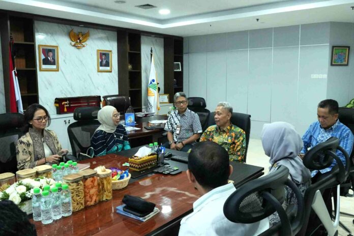 Wakil Menteri Sosial (Wamensos) Agus Jabo Priyono saat menerima audiensi Ketua Yayasan Amanah Bangun Negeri, Zuraida Hamdie dan Ketua Umum Forum CSR Indonesia, Mahir Bayasut di kantor Kemensos, Jakarta, Kamis (26/6). [astakom / Kemensos]