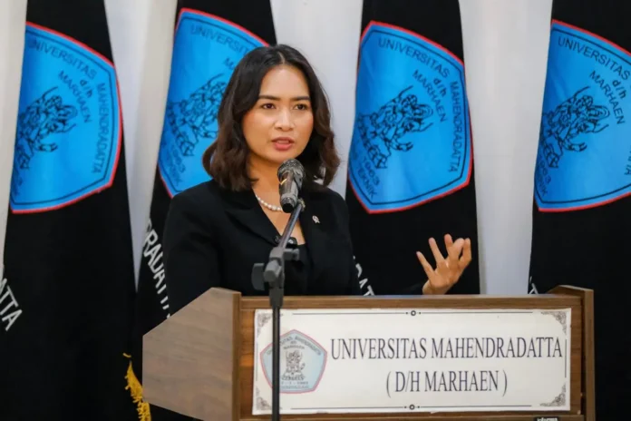 akil Menteri Pariwisata Ni Luh Puspa saat memberikan kuliah umum di Universitas Mahendradatta, Denpasar, Bali, Sabtu, (21/6). [astakom / Kemenpar]