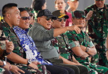 Panglima TNI Jenderal TNI Agus Subiyanto bersama Menhan Sjafrie Sjamsuddin meninjau latihan parade defile Bastille Day Prancis, di Skuadron 45 Halim Perdana Kusuma, Jakarta, Jumat (20/6). [astakom/Pen TNI]