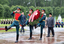 Presiden Prabowo ziarah korban tragedi Pengepungan Leningrad di Taman Makam Memorial Piskarovskoye, Saint Petersburg, Rusia, Kamis (19/6). [Tim Media Presiden]