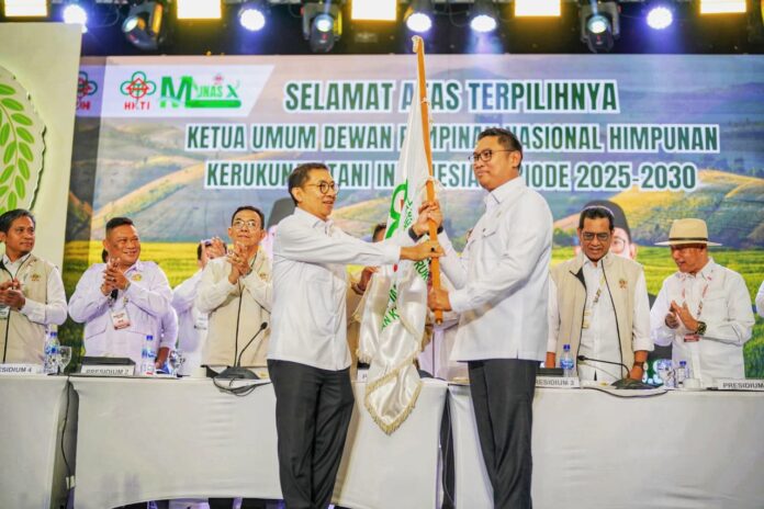 Menteri Kebudayaan menyerahkan tongkat kepemimpinan HKTI kepada Wamentan Sudaryono