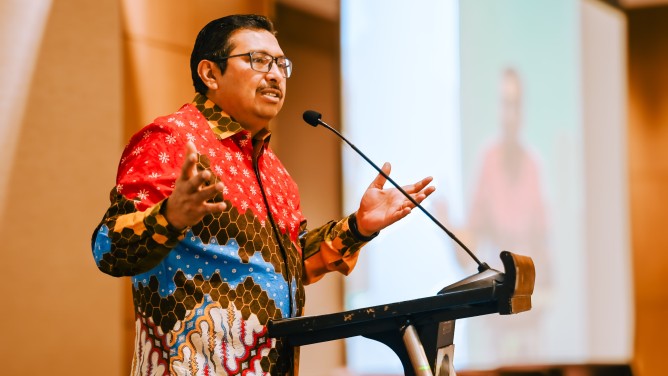 Sekretaris Jenderal Kementerian Komunikasi dan Digital Ismail saat menghadiri acara bertema “Building a Resilient Digital Indonesia: Integrating AI, Cybersecurity, and Privacy” di Hotel Mandarin Oriental Jakarta, Kamis (26/06). [astakom / Komdigi]
