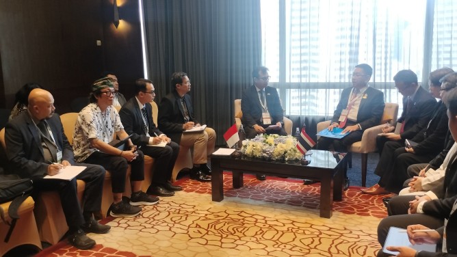 Wakil Menteri Komunikasi dan Digital Republik Indonesia Nezar Patria melakukan pertemuan bilateral dengan Wakil Perdana Menteri sekaligus Menteri Ekonomi Digital dan Masyarakat Thailand H.E. Mr. Prasert Jantararuangtong di sela pelaksanaan UNESCO Global Forum on the Ethics of Artificial Intelligence (AI) 2025. [astakom / Komdigi]