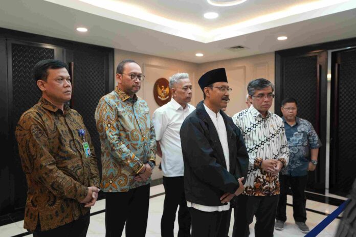 Menteri Sosial Saifullah Yusuf (Gus Ipul) saat mengunjungi Kantor Kemenaker di Jakarta, Jumat (20/6). [astakom / Kemensos]