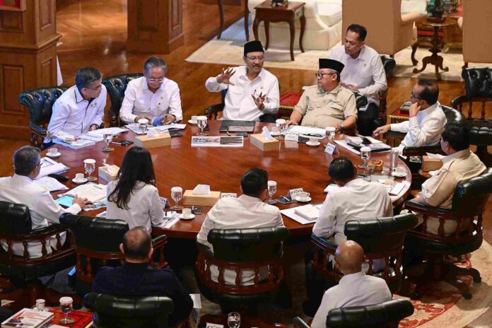 Menteri Sosial Saifullah Yusuf (Gus Ipul) menyampaikan permohonan khusus kepada Presiden Prabowo Subianto saat Ratas di Hambalang, Senin (23/6). [astakom / Kemensos]