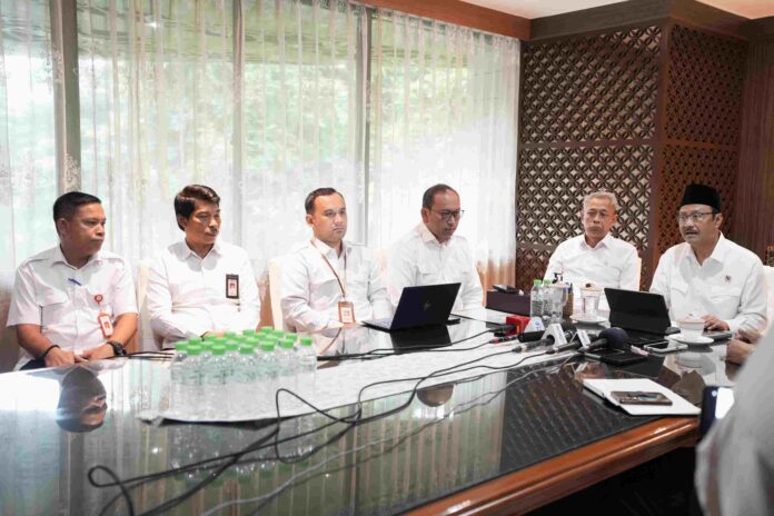Menteri Sosial Saifullah Yusuf (Gus Ipul) usai memimpin rapat pimpinan di Gedung Kemensos, Jakarta, Rabu (11/6). [astakom / Kemensos]