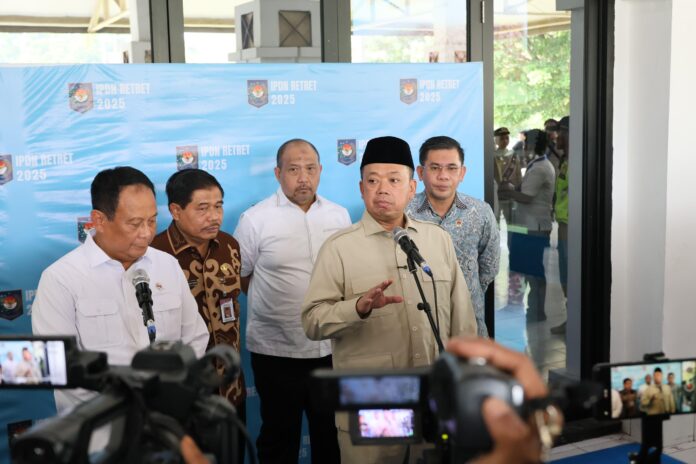 Menteri Nusron saat memberikan arahan dalam Orientasi Kepemimpinan Kepala Daerah dan Wakil Kepala Daerah Tahun 2025 Gelombang II, yang berlangsung di Balairung Rudini, Institut Pemerintahan Dalam Negeri (IPDN), Sumedang, Jawa Barat, Rabu (25/06). [astakom / ATR/BPN]