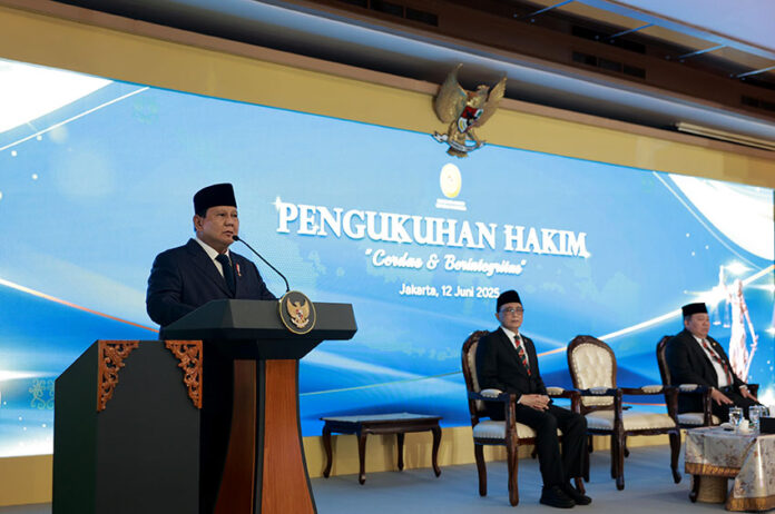 Presiden Prabowo menghadiri pengukuhan 1.451 hakim Mahkamah Agung (MA), di Gedung Mahkamah Agung, Kamis, (12/6). [Tim Media Presiden]