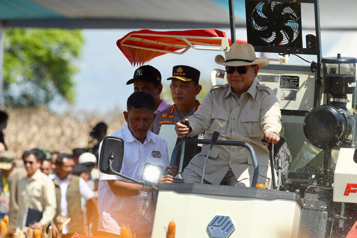 Presiden Prabowo melakukan Panen Raya Jagung Serentak di Kabupaten Bengkayang, Kalimantan Barat, Kamis (5/6). [Tim Media Presiden]