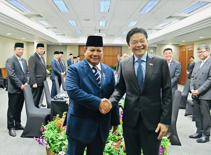 Presiden Prabowo melakukan pertemuan bilateral dengan PM Singapura Lawrence Wong, di Parliament House, Singapura, Senin (16/6). [Tim Media Presiden]