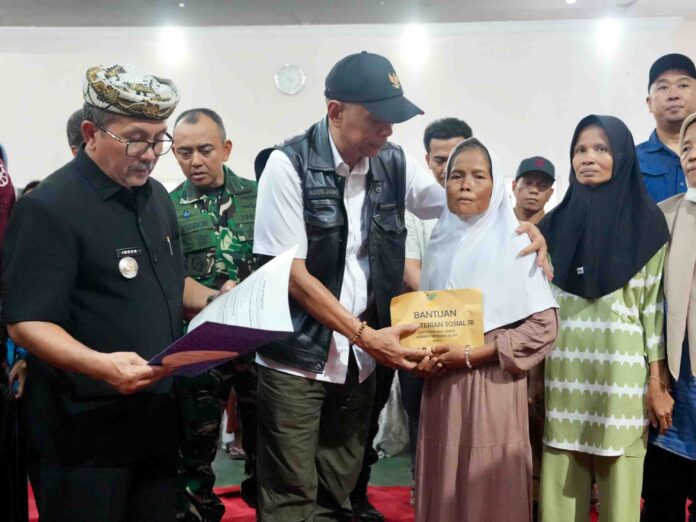 Wakil Menteri Sosial (Wamensos) Agus Jabo Priyono menyerahkan santunan untuk 21 ahli waris korban meninggal dunia dan 8 korban luka longsor di Gunung Kuda Desa Cipanas, Kecamatan Dukupuntang, Kabupaten Cirebon, Jawa Barat, Selasa (3/6). [astakom / Kemensos]