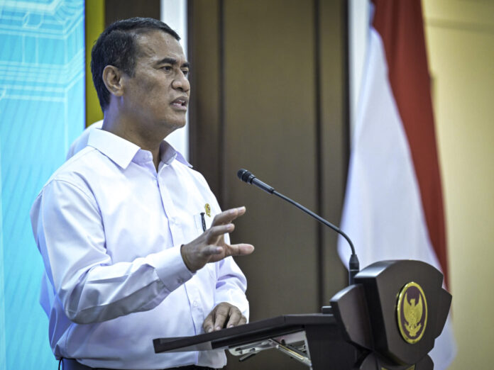 Menteri Pertanian (Mentan) Andi Amran Sulaiman menyampaikan keterangan persnya usai mengikuti rapat terbatas bersama Presiden Prabowo Subianto di Istana Merdeka, Jakarta, pada Senin (2/6). [astakom / Setpres]