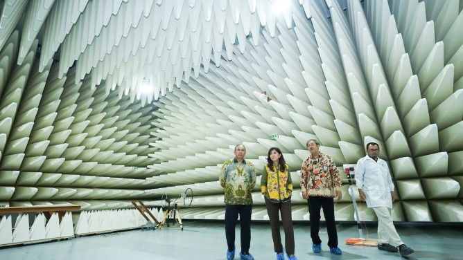 Meutya Hafid saat mengunjungi Indonesia Digital Test House (IDTH), Depok, Jawa Barat, Rabu (4/6). [astakom / komdigi]
