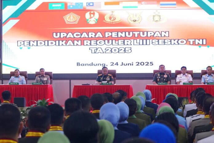 Panglima TNI Agus Subiyanto saat memimpin Upacara Penutupan Pendidikan Reguler LIII Sesko TNI TA 2025. [astakom / Puspen TNI]