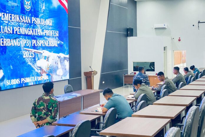 Pemeriksaan tes psikologi untuk penerbang dari Wing Udara 2 Juanda. [astakom]