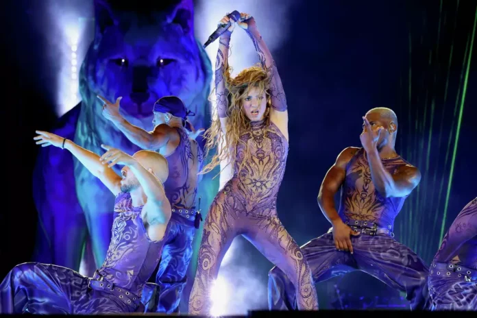 Shakira tampil di atas panggung selama tur dunia 