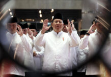 Presiden Prabowo Subianto mengikuti shalat Idul Adha 1446 H di Masjid Istiqlal, Jakarta, Jumat (6/6). [Tim Media Presiden]