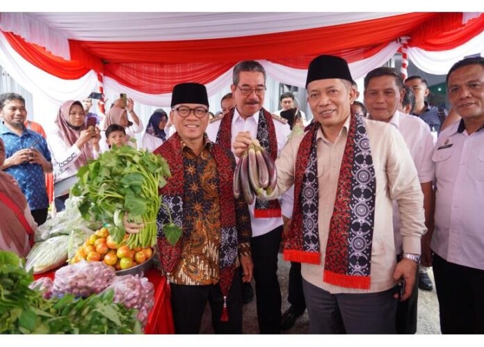 Wakil Menteri Koperasi (Wamenkop) Ferry Juliantono sekaligus Koordinator Ketua Pelaksana Harian Satgas Percepatan Pembentukan Kopdes/kel Merah Putih yang didampingi oleh Staf Ahli Menteri Koperasi Bidang Kebijakan Publik Koko Haryono dan Staf Ahli Menteri Koperasi Bidang Hubungan Antar Lembaga Henny Nafilah mengunjungi Koperasi Desa (Kopdes) Merah Putih Desa Wayame Kec. Teluk Ambon, Kota Ambon