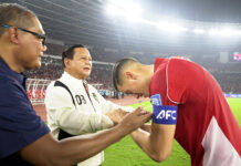 Presiden Prabowo Subianto menonton laga Timnas Indonesia melawan China di Stadion Gelora Bung Karno (GBK), Senayan, Jakarta, Kamis (5/6). [Tim Media Presiden]