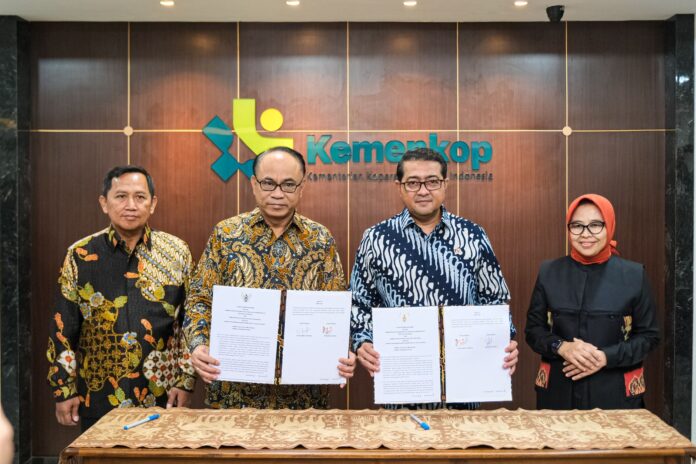 Menteri Ekraf dan Menteri Koperasi menandatangani MoU, Kementerian Ekraf dukung Koperasi Desa Merah Putih lewat kolaborasi Antarkementerian, Jakarta, Kamis (10/7). [astakom / Ekraf]