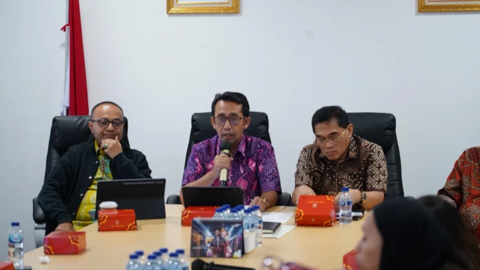 Sekretaris Jenderal PKP Didyk Choiroel dalam konferensi pers di ruang Sekretariat Jenderal, Kementerian Perumahan dan Kawasan Permukiman, Jumat (11/7). [astakom / PKP]