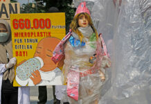 Aksi Plastic Free July 2025, di Gedung Negara Grahadi, Surabaya, Jawa Timur, Rabu (16/7). [astakom/str-Dipta Pratomo]
